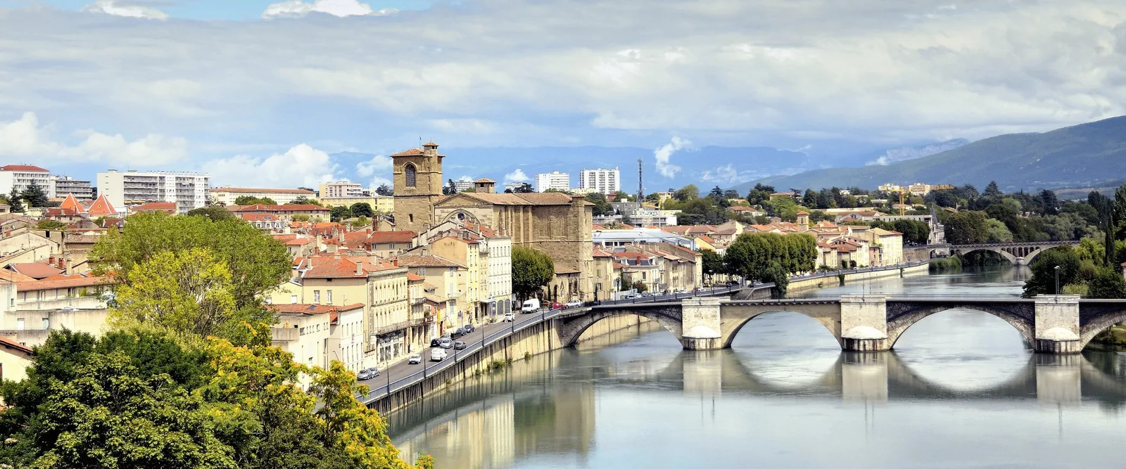 Le pont Vieux et la collégiale Saint-Barnard à Romans-sur-Isère