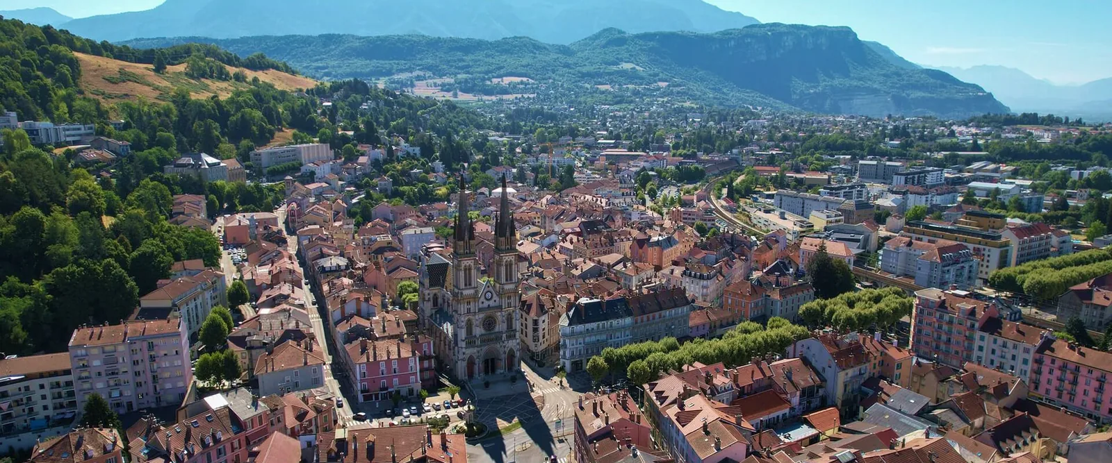 Voiron et la chaîne de la Chartreuse vues du ciel